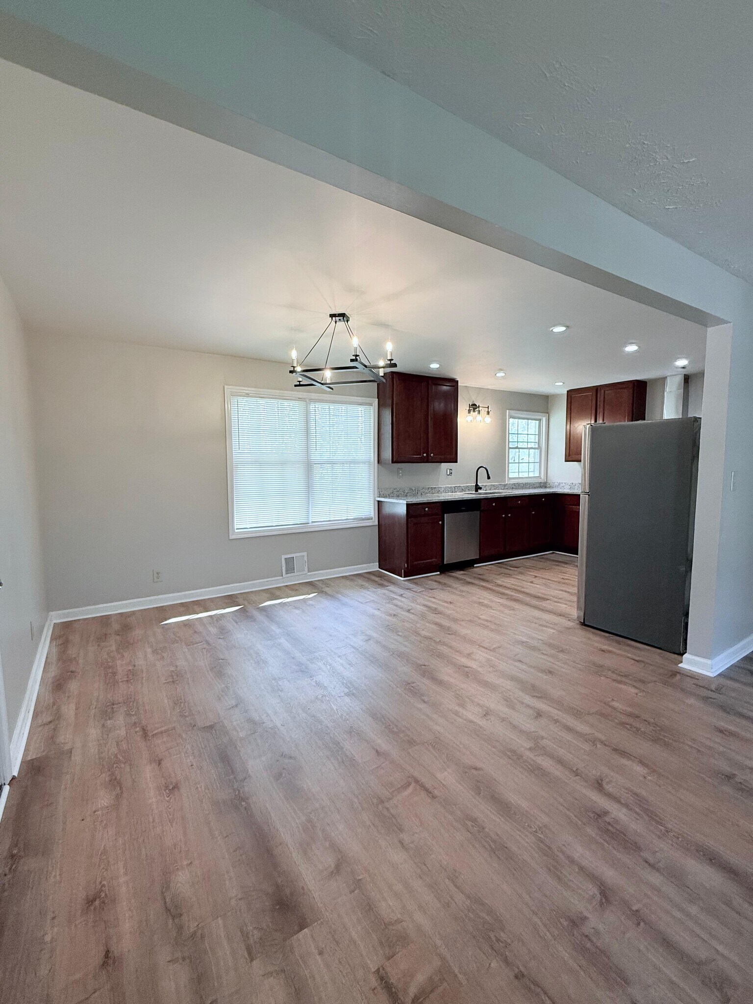 Building Photo - 1604 Roberts Dr SE