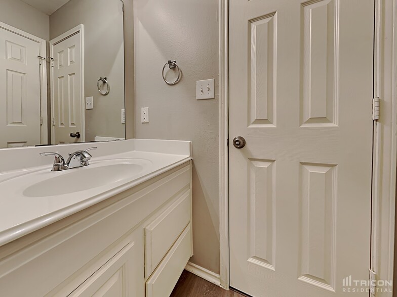 Building Photo - 200 Oaklawn Dr