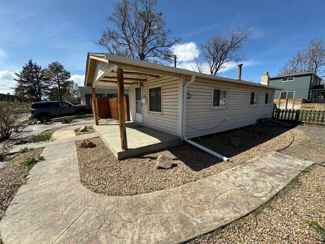 Building Photo - Charming 2 bedroom House