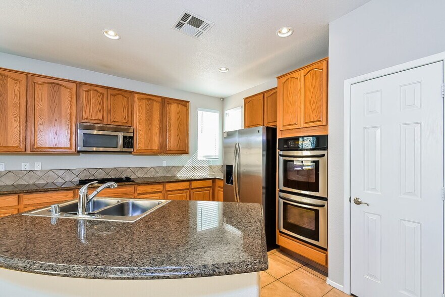 Building Photo - 9048 Blue Raven Ave