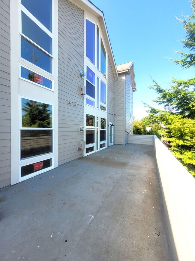 Building Photo - Remodeled One Bedroom with Large deck - H ...