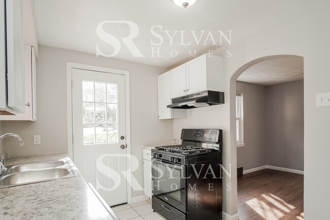 Building Photo - Charming brick 3-bedroom, 1-bath home features a deck and patio!