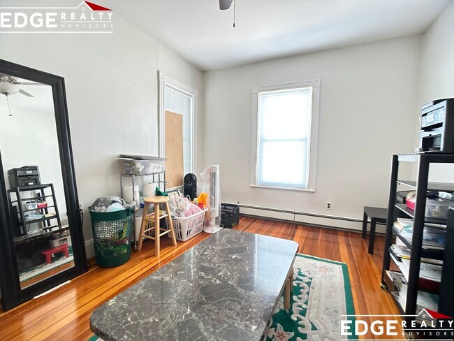 Building Photo - 287 Market St