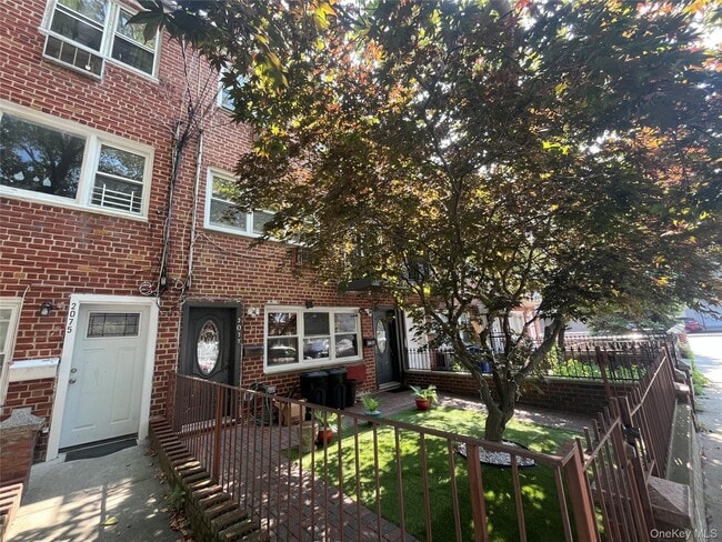 Primary Photo - 2077 E 54th St