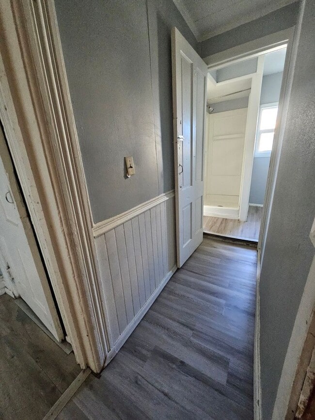 Building Photo - Upper 1 bedroom unit gas included