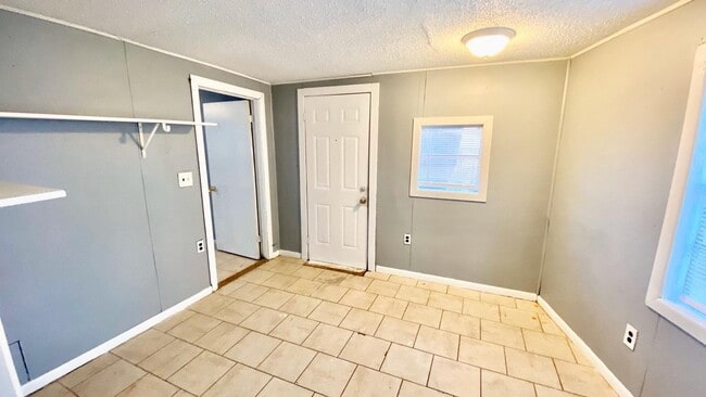 Building Photo - Handyman Special $0 First Month's Rent / “You fix, you SAVE BIG!!” Contact Mayshell for details: ...