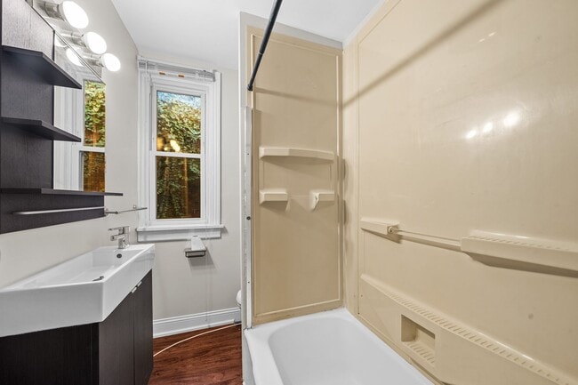 Building Photo - Spacious 4 Bedroom on Cumberland St