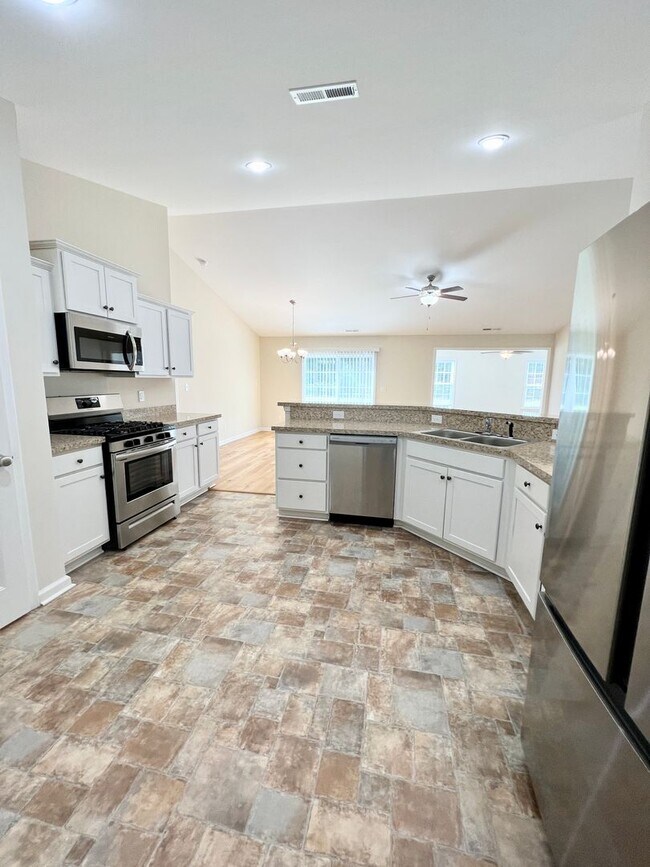 Building Photo - Beautiful home in Woodland Lakes! Extended...