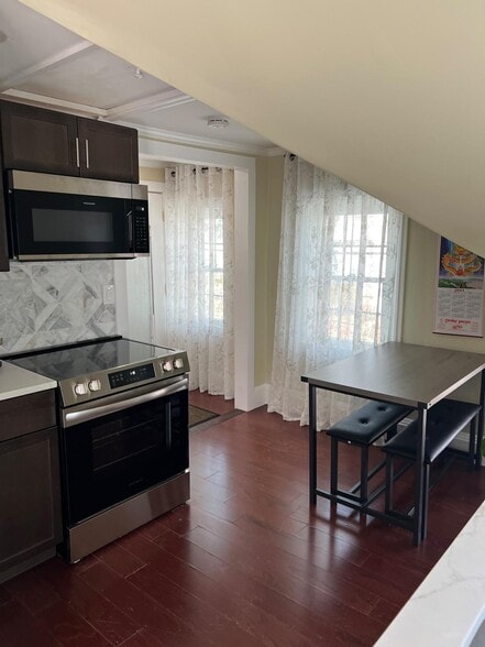 Building Photo - 252 Admiral St