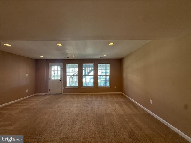 Building Photo - 60 Deerbrook Dr