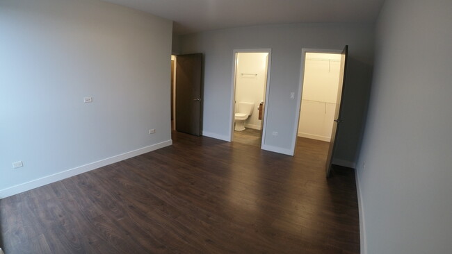 Building Photo - 3301 N Sheffield Ave