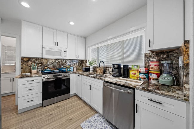 Building Photo - 606 S Sunshine Ave