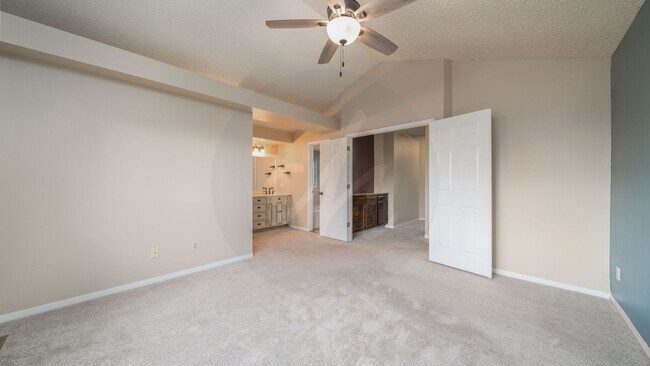 Building Photo - Four bedroom in Gatehouse Village with Fenced Yard and Views!
