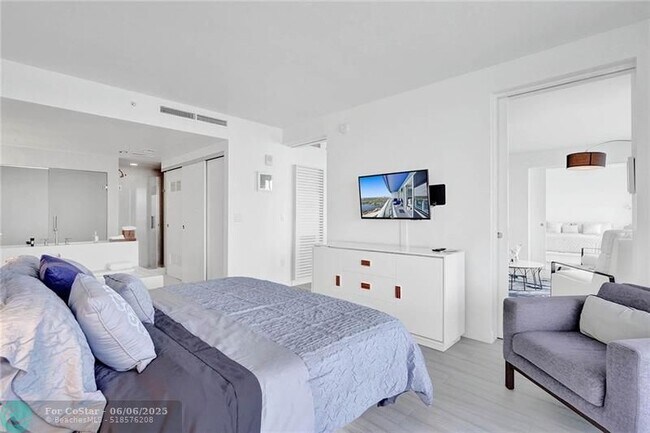 Building Photo - 3101 Bayshore Dr