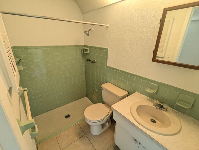 Building Photo - Recently renovated 2/2/1 1300 Sq. Ft. Fres...
