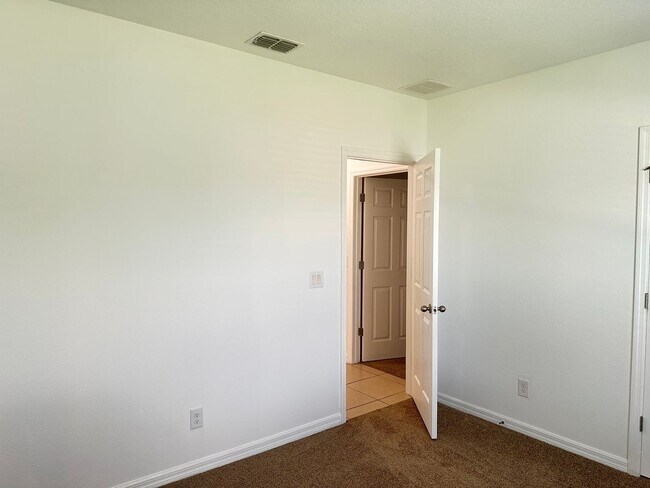 Building Photo - 477 Kestrel Dr