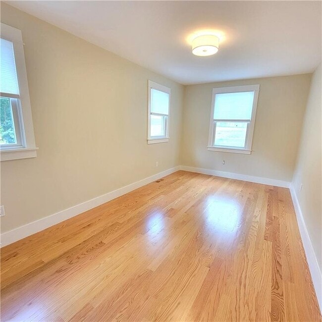 Building Photo - 33 Sakonnet Dr