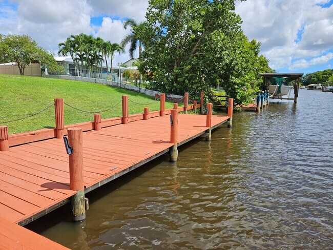 Building Photo - 382 SE Naranja Ave