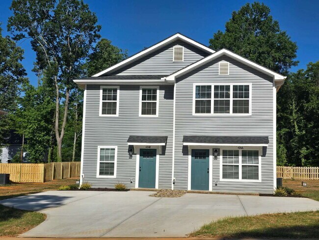 Building Photo - 2 Bedroom Townhomes Near Downtown Mebane for $1495