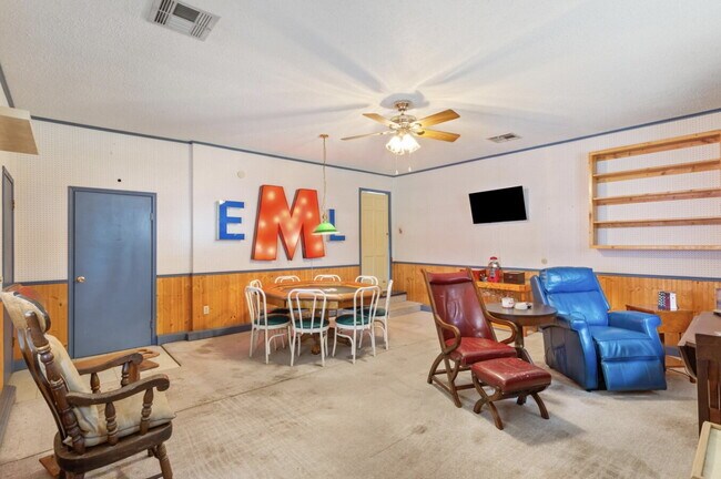 Building Photo - Charming Oak-Shaded Retreat in Woodway’s Coveted Bird Streets with Versatile Living Spaces & Work...