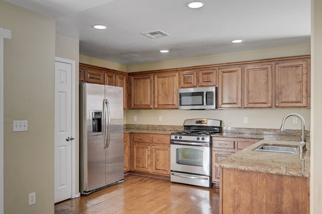 Building Photo - 4bd Home