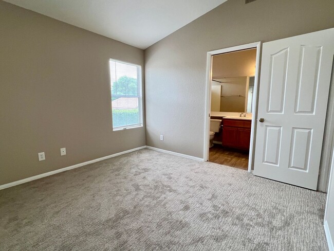 Building Photo - Two Story, 2 Bedroom 2.5 Bath House w/Cent...