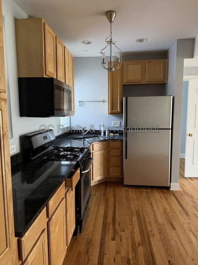 Building Photo - 702 Reba Pl