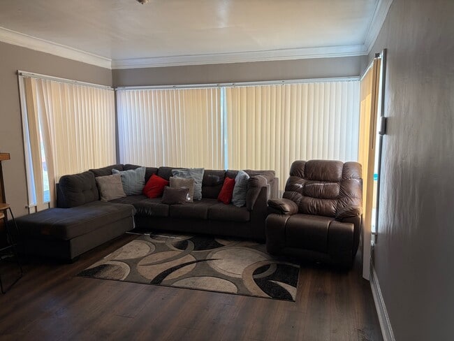 Building Photo - 10226 S Vernon Ave