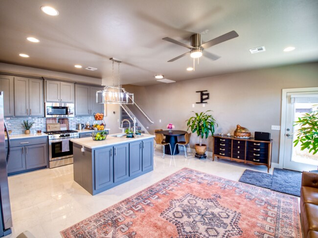Building Photo - 613 Abadan Dr