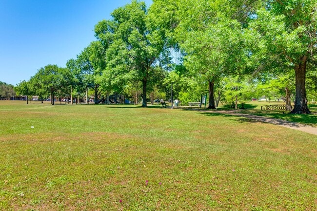 Building Photo - College Station - 2 bedroom - 1 bath - fenced in yard - WD connections