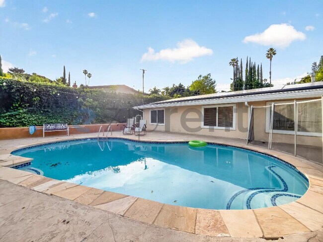 Building Photo - 20520 Rhoda St