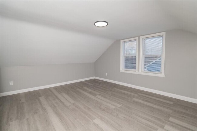 Building Photo - 670 Putnam Pike