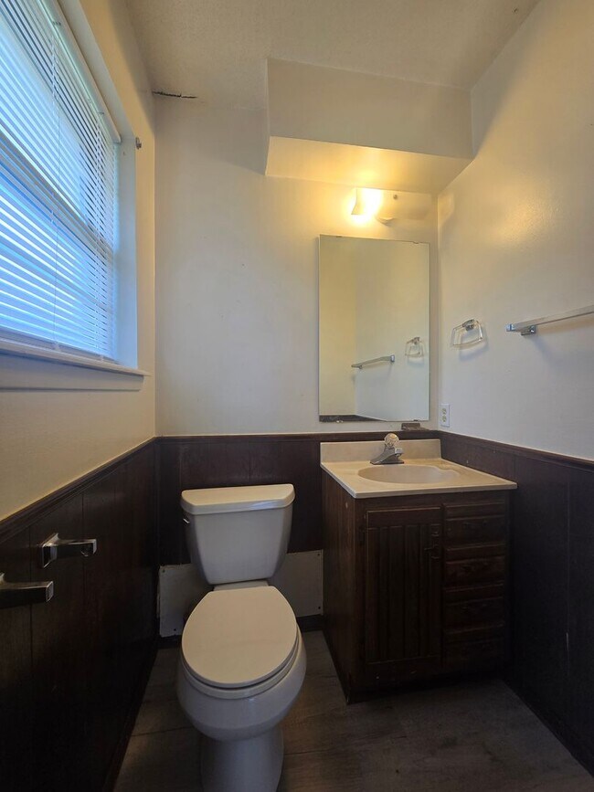 Building Photo - 3 Bedroom 1.5 Bath and 2 Garage home in Shawnee!