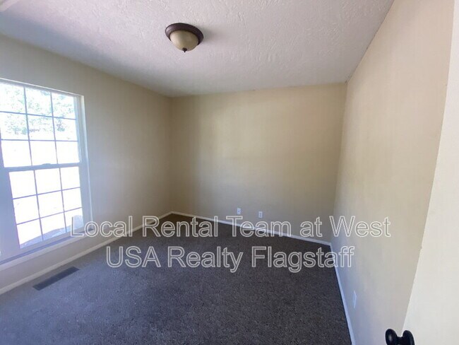 Building Photo - 1607 N Prairie Way