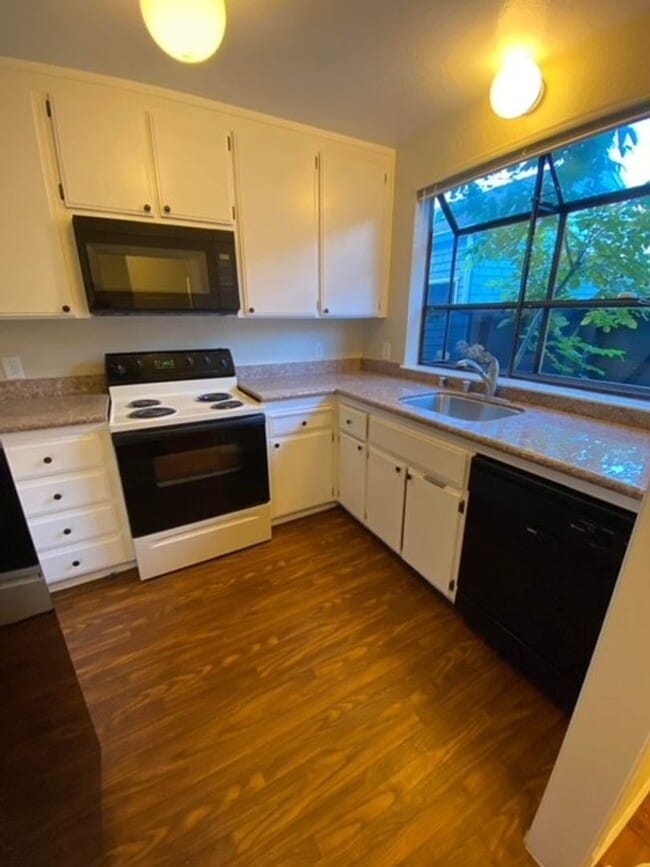 Building Photo - Sunny Townhouse in Lighthouse Cove