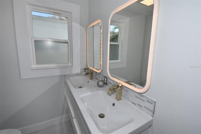 Building Photo - 2450 Hawthorne St