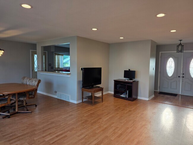 Building Photo - 1719 W Lexington Dr