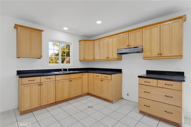 Building Photo - 348 W 83rd St
