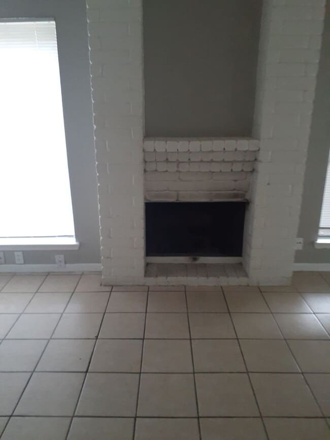 Building Photo - 3 Bedroom House