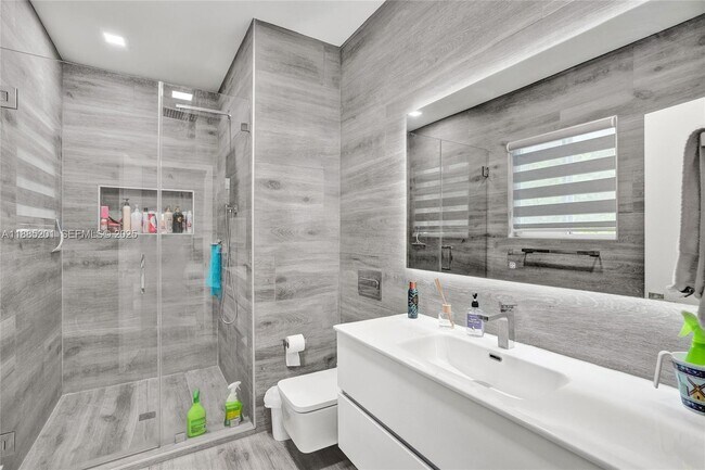 Building Photo - 3784 Sheridan Ave