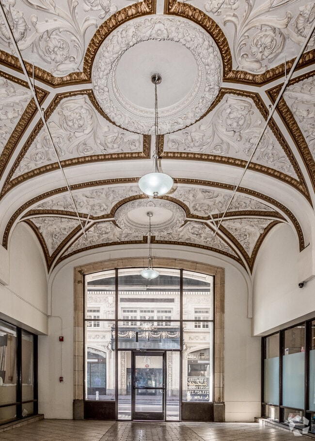 Lobby Photo - Rosslyn Lofts Apartments