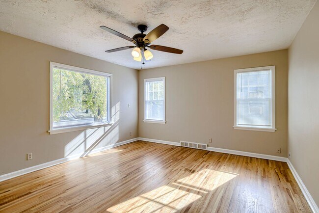 Building Photo - Charming 2 Bedroom With Spacious Living In Benson!!