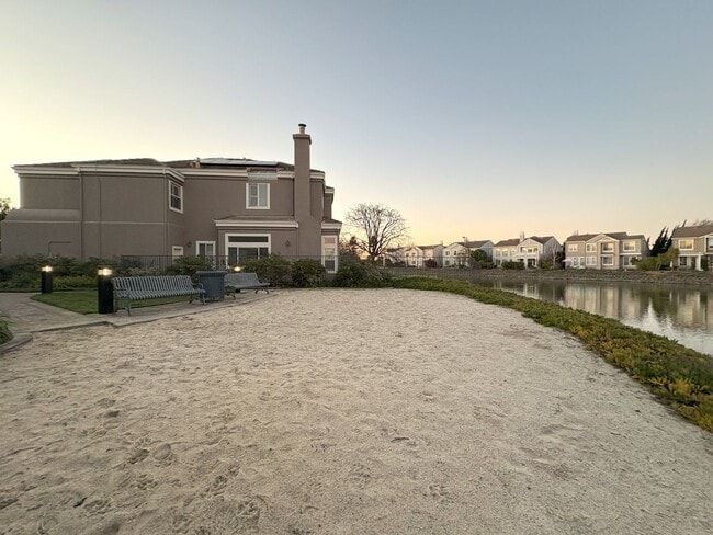 Building Photo - Charming Waterfront Single Family Home in Redwood Shores Available Now!