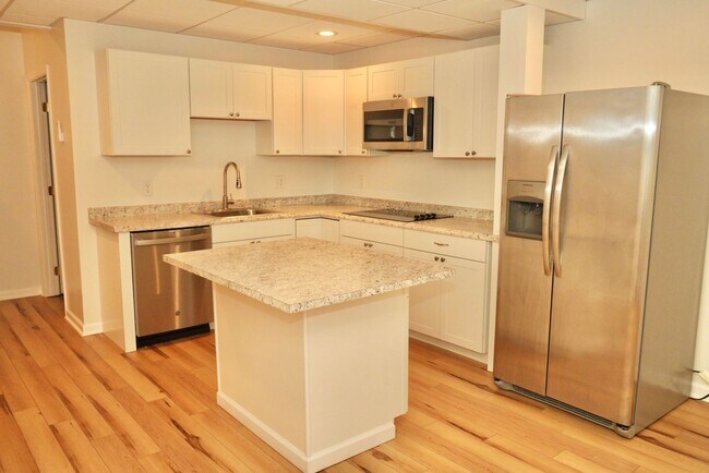 Building Photo - 4 Rockbrook Dr