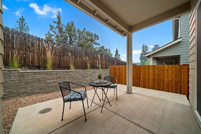 Building Photo - 3 Bedroom Townhome In Midtown with Fireplace