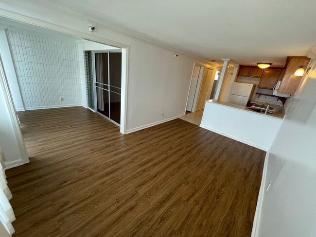 Building Photo - Pool on site! 2 bed 1 bath 1 parking locat...