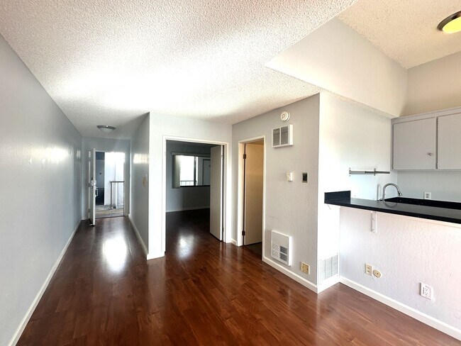 Building Photo - BEAUTIFUL TOP FLOOR  1 BED 1 BATH CONDO W/...