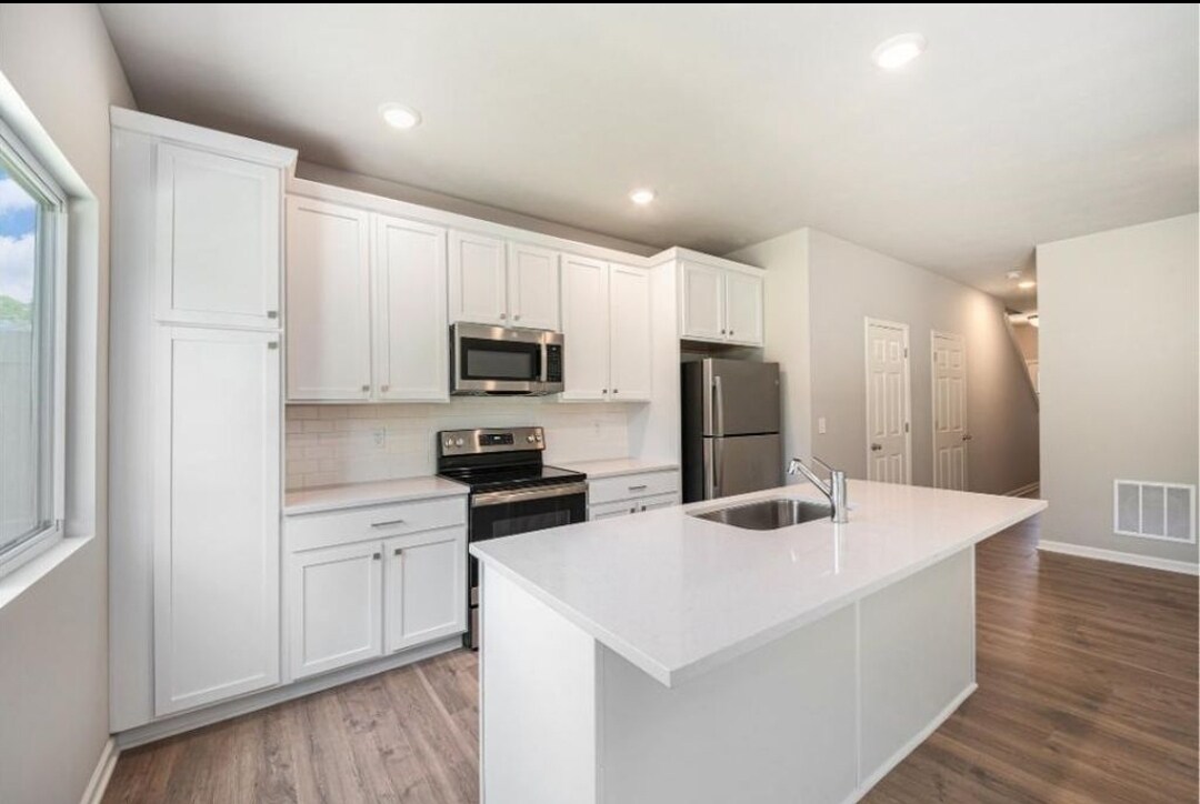Building Photo - 4633 Glen Haven Dr