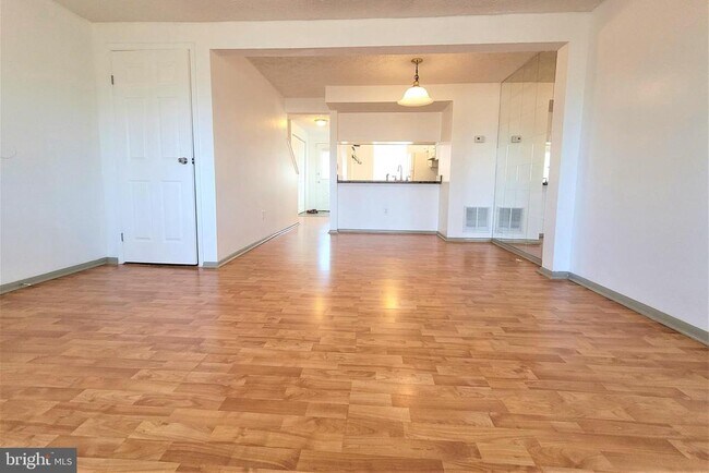 Building Photo - 8072 Grandview Ct