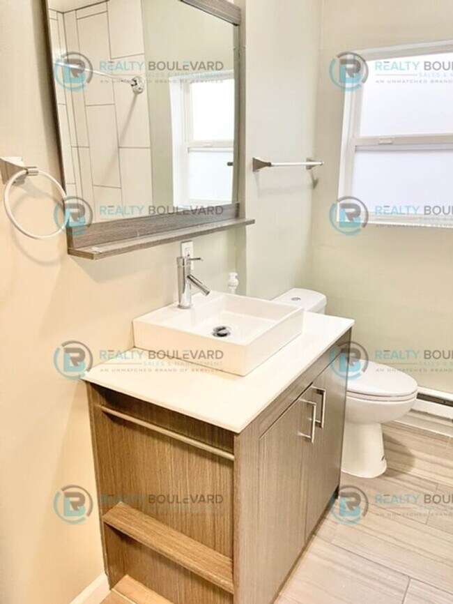 Building Photo - **1 Month Free** Stylish, Remodeled 3-Bedr...